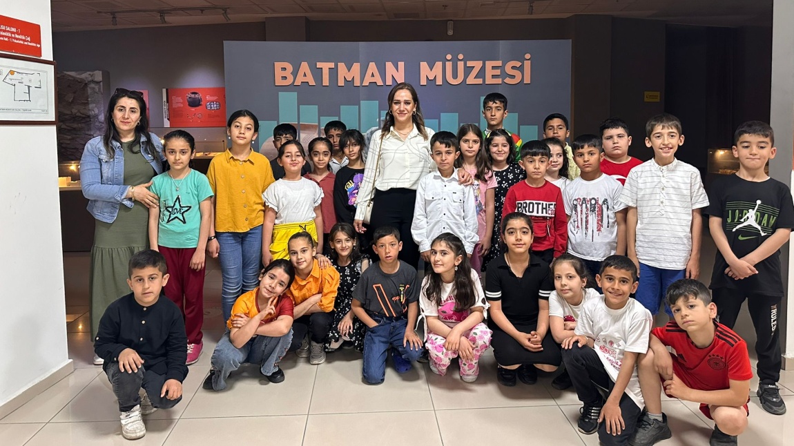 Fatma ve Gönül Öğretmenlerimizin güzel çalışması ile öğrencilerimiz Batman Müzesi Gezi etkinliğinde eğlenerek bilinçlendiler.